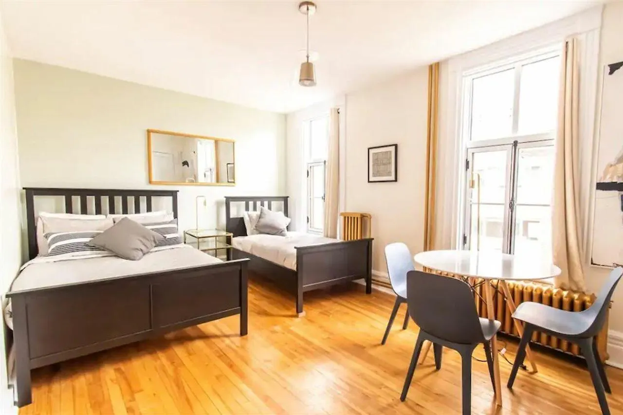 Auberge Du Plateau Hostel Montreal