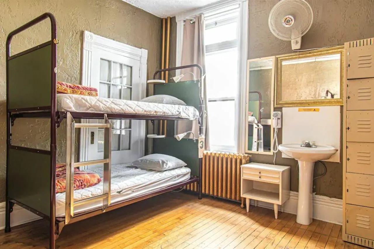Hostel Auberge Du Plateau Canada