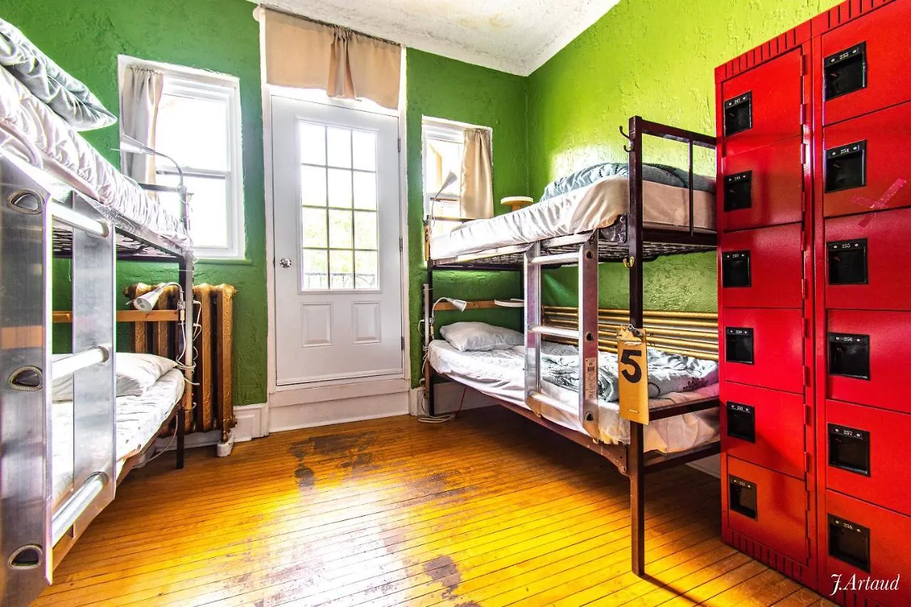 Auberge Du Plateau Hostel Montreal