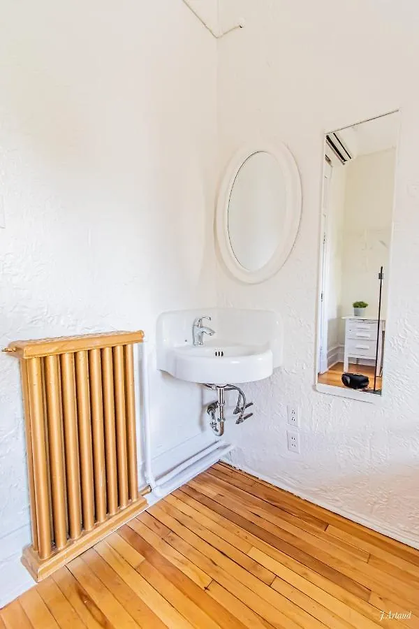 Auberge Du Plateau Hostel Montreal