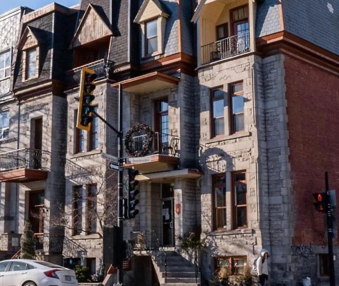 Auberge Du Plateau Hostel