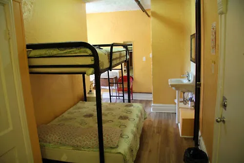 Auberge Du Plateau Hostel