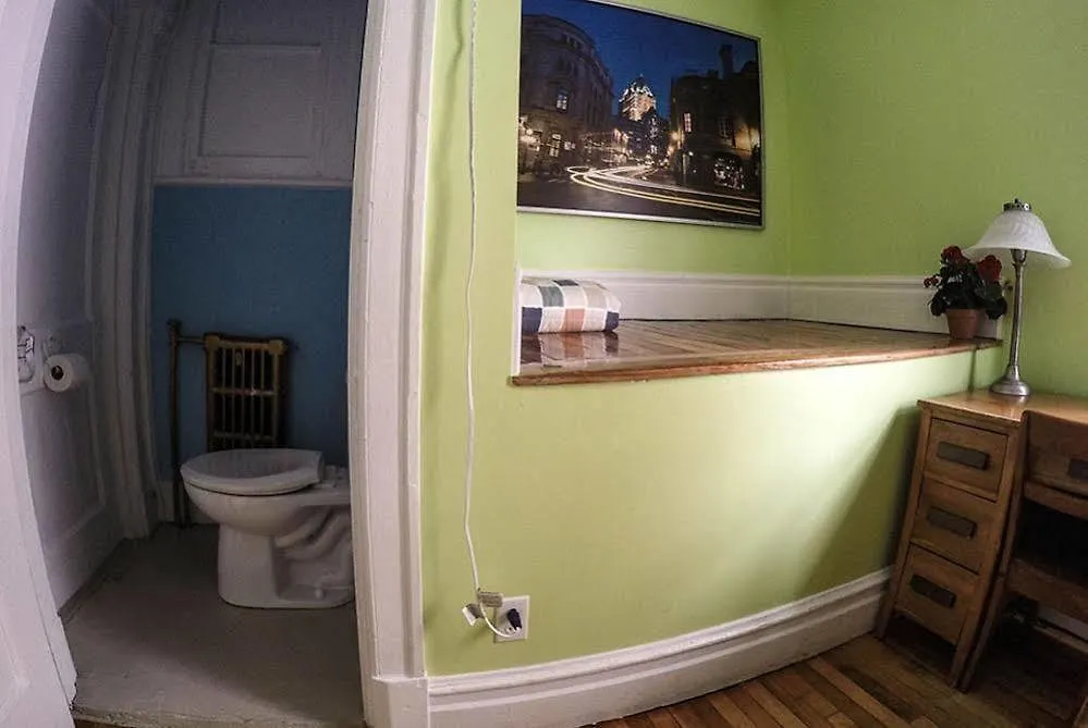 Auberge Du Plateau 0*, Montreal