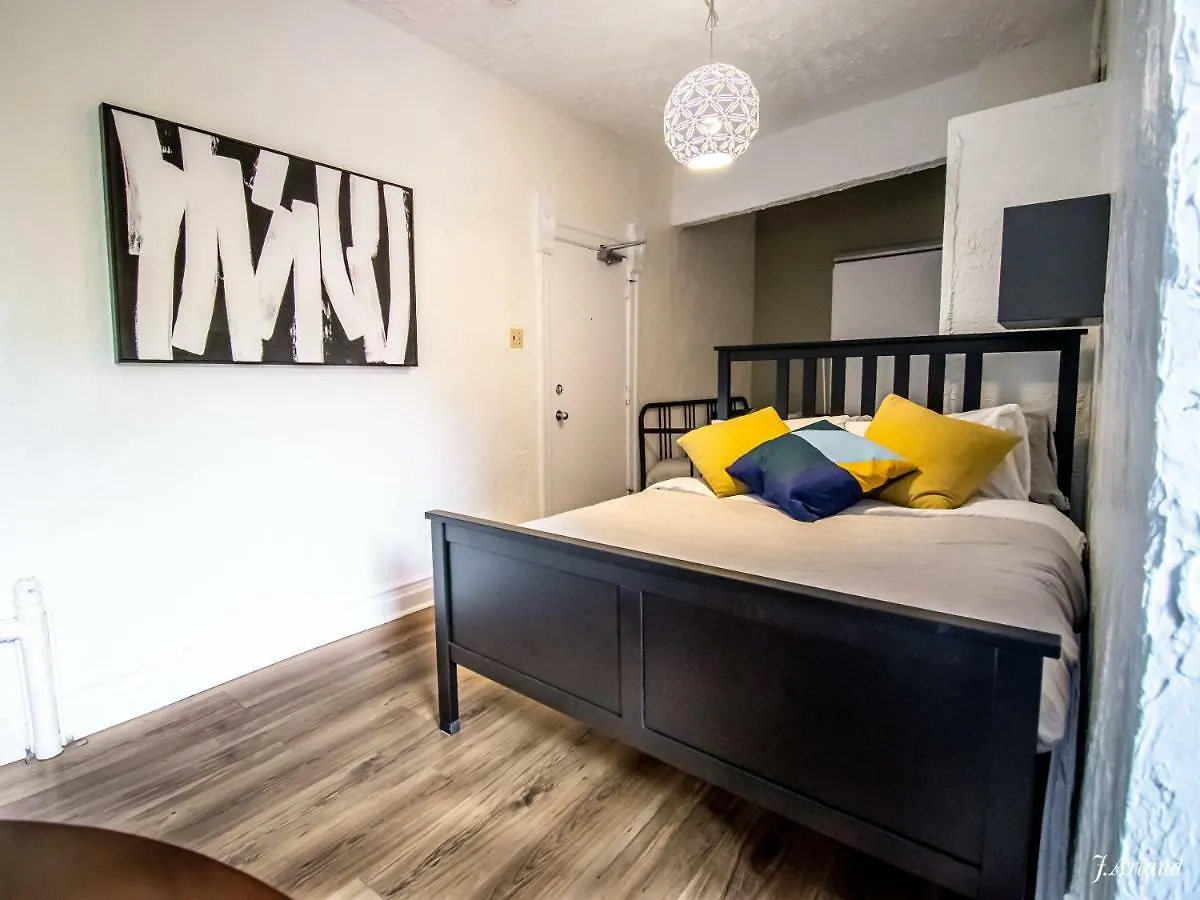 Auberge Du Plateau Hostel Montreal