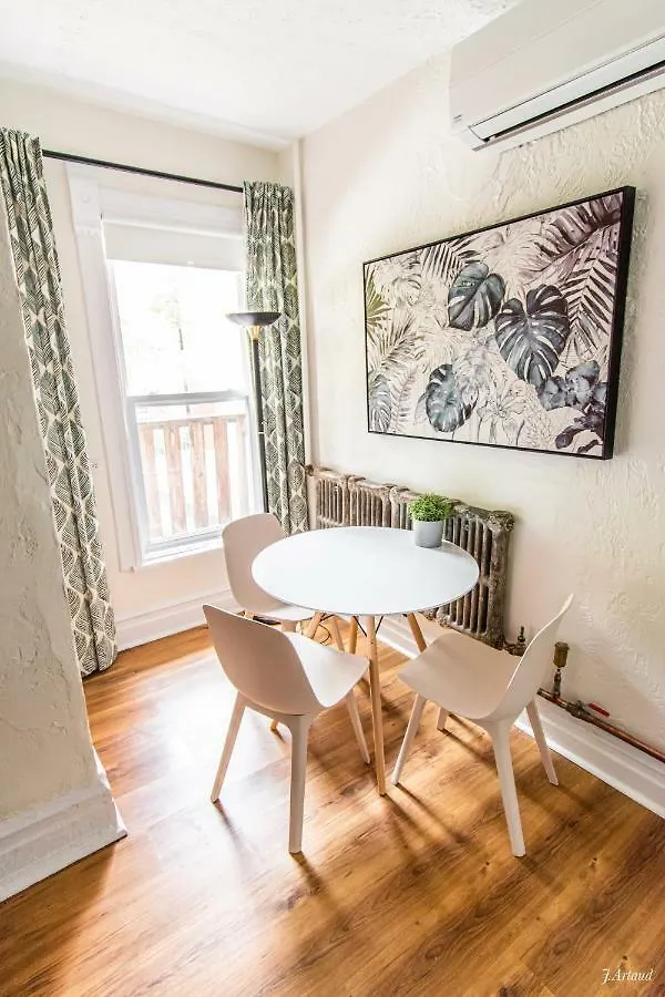 Auberge Du Plateau 0*, Montreal